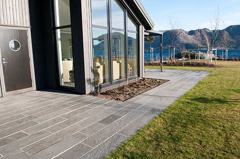 Terrasse lagt med skiferheller